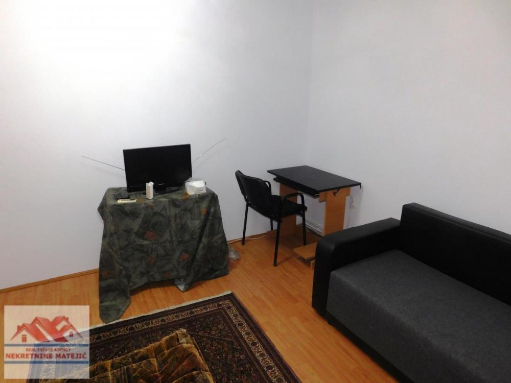 Slika 2 - STAN 44M2, KOD KAPIJE BOLNICE, MANJI DVOSOBAN, 4. SPRAT--77.000 E