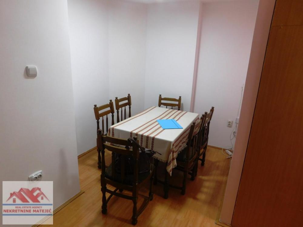 Slika 3 - STAN 44M2, KOD KAPIJE BOLNICE, MANJI DVOSOBAN, 4. SPRAT--77.000 E