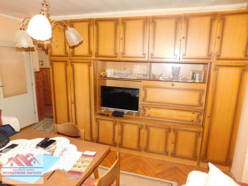 Slika 4 - STAN 58M2, DVOIPOSOBAN, CENTAR KOD POŠTE, CENT. GREJ. 4. SPRAT--90.000 E