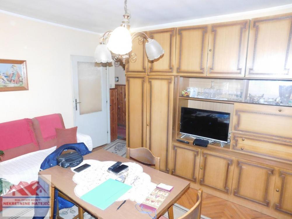 Glavna slika -STAN 58M2, DVOIPOSOBAN, CENTAR KOD POŠTE, CENT. GREJ. 4. SPRAT--90.000 E