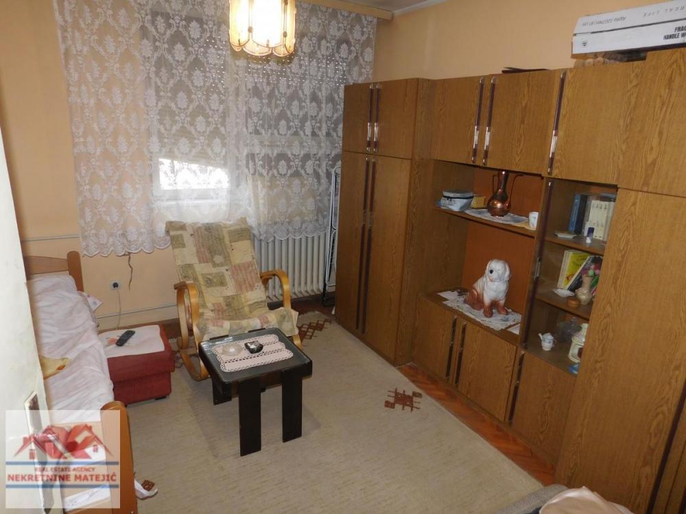 Slika 5 - STAN 58M2, DVOIPOSOBAN, CENTAR KOD POŠTE, CENT. GREJ. 4. SPRAT--90.000 E