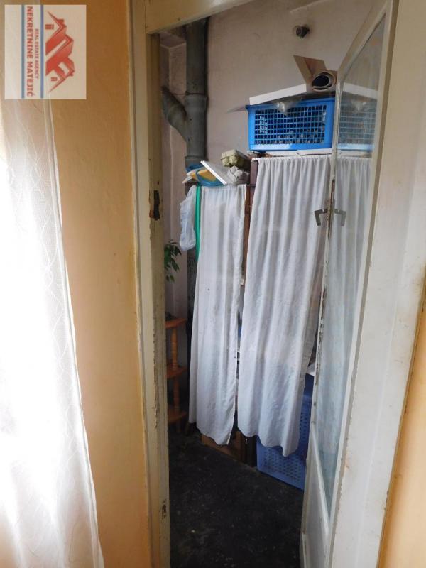 Slika 10 - STAN 58M2, DVOIPOSOBAN, CENTAR KOD POŠTE, CENT. GREJ. 4. SPRAT--90.000 E