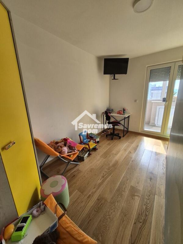 Slika 9 - Četvorosoban, 90m2, Stara radnička kolonija Kragujevac, sa terasom, ima lift