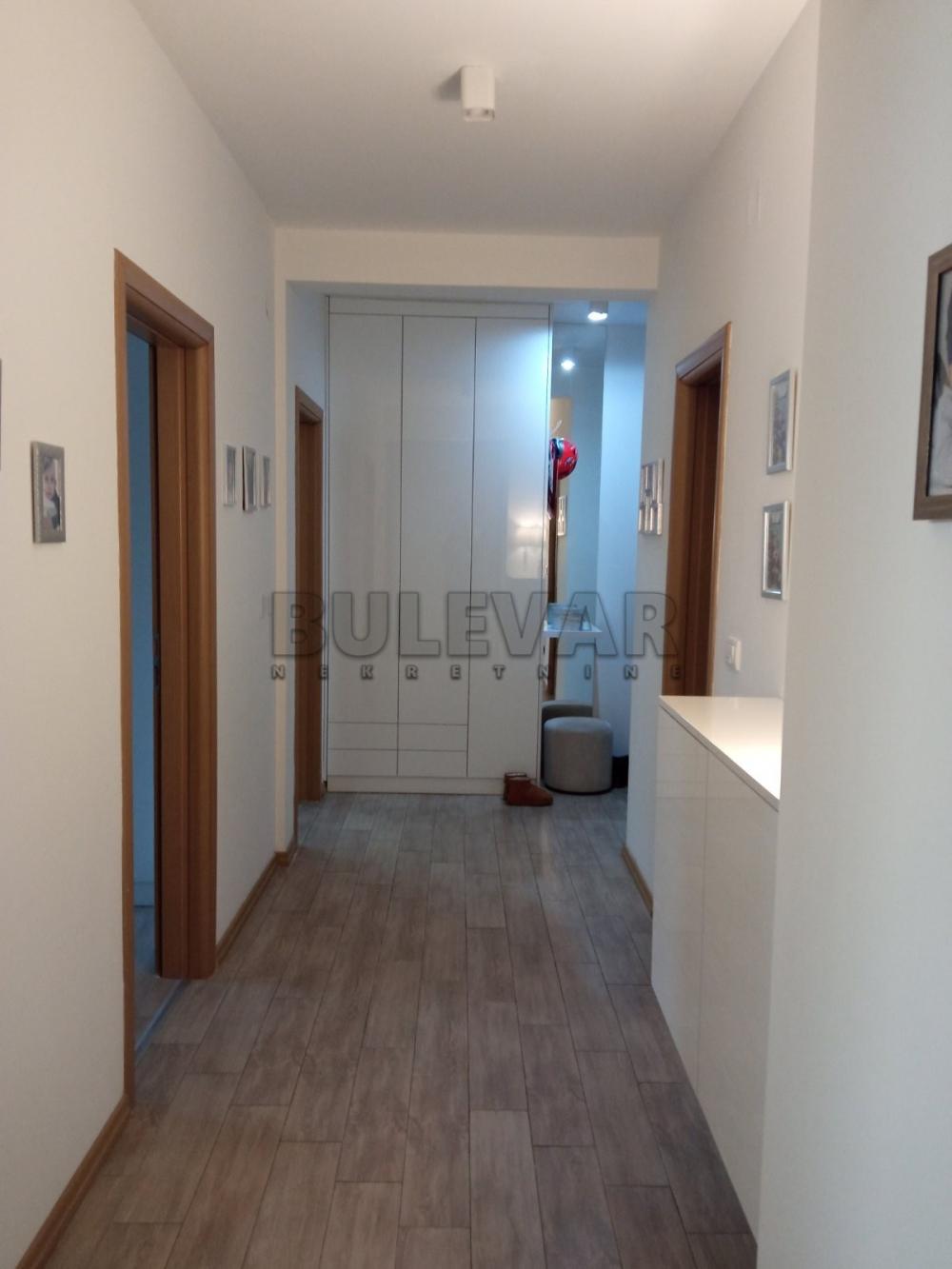 Slika 9 - Trosoban, 105m2, Dragoljuba Milovanovića Bene Kragujevac, sa terasom, ima lift