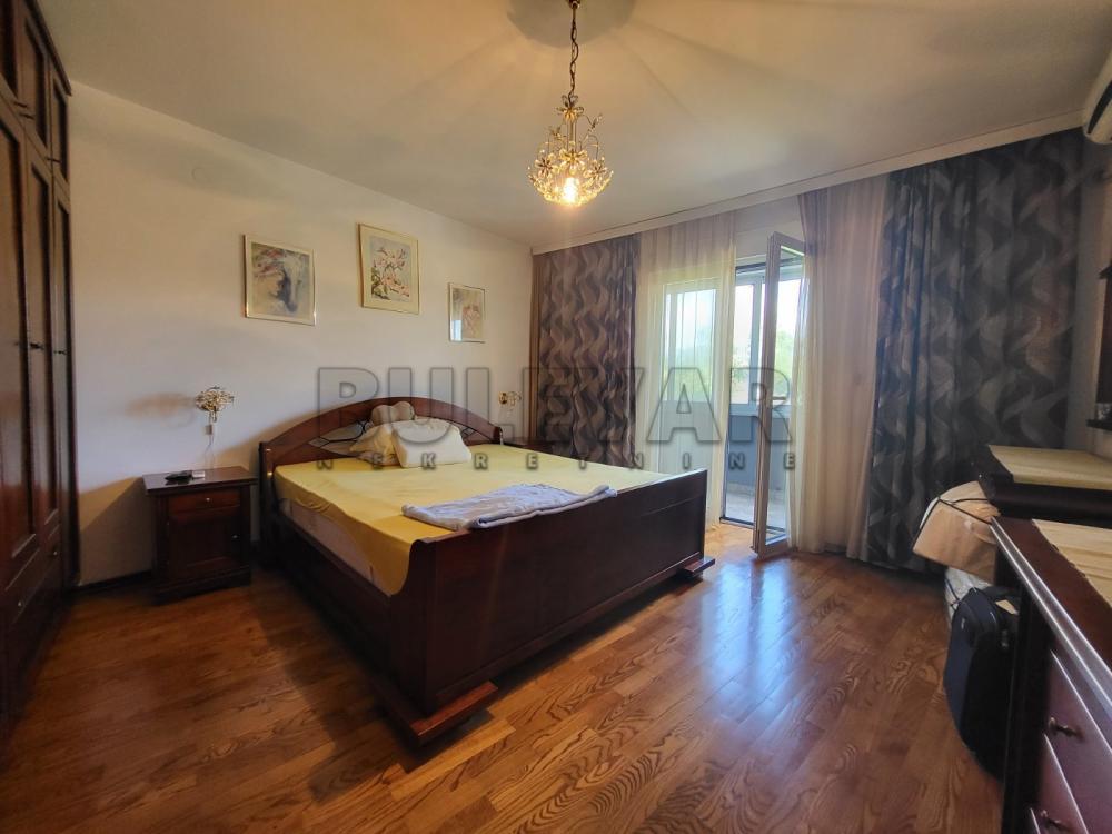 Glavna slika -Trosoban, 114m2, Tanaska Rajića Kragujevac, sa terasom, ima lift