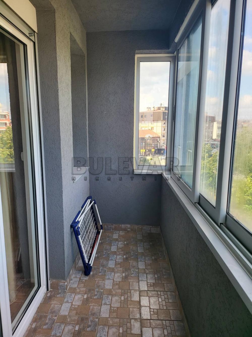 Slika 4 - Trosoban, 114m2, Tanaska Rajića Kragujevac, sa terasom, ima lift