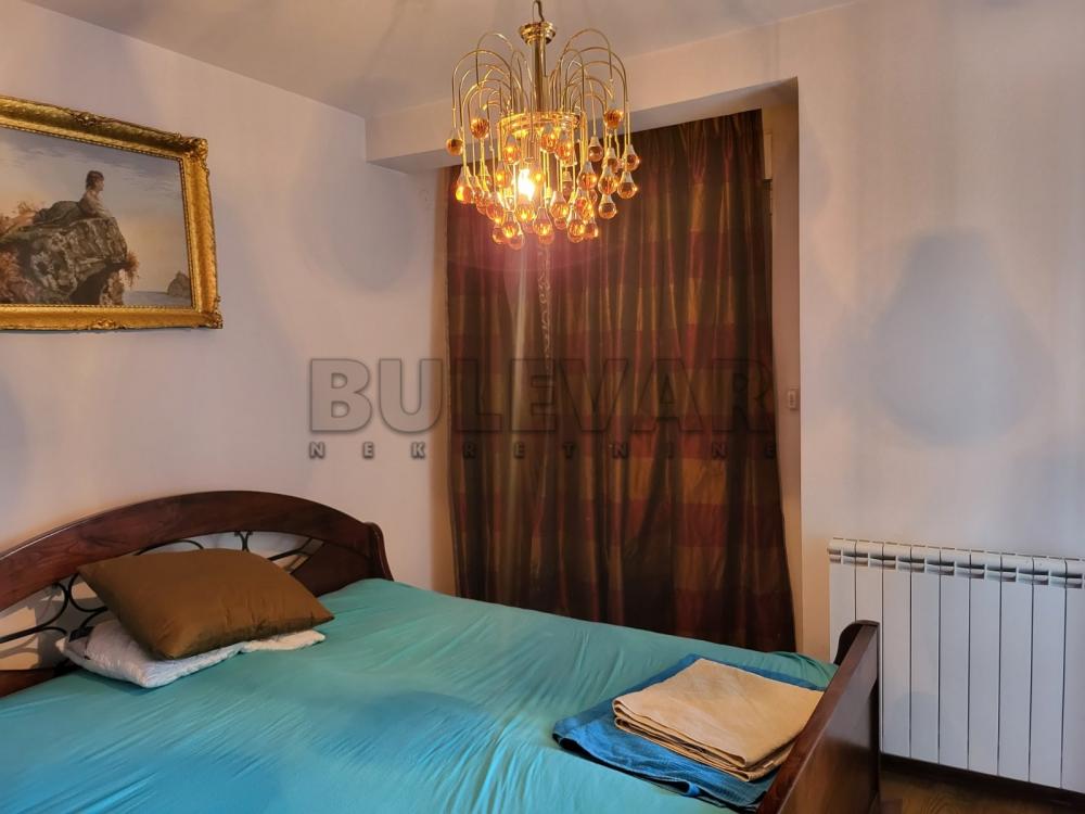 Slika 8 - Trosoban, 114m2, Tanaska Rajića Kragujevac, sa terasom, ima lift