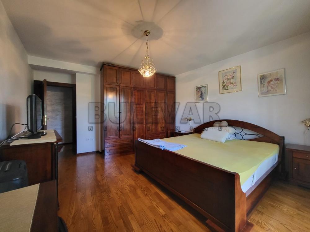 Slika 3 - Trosoban, 114m2, Tanaska Rajića Kragujevac, sa terasom, ima lift