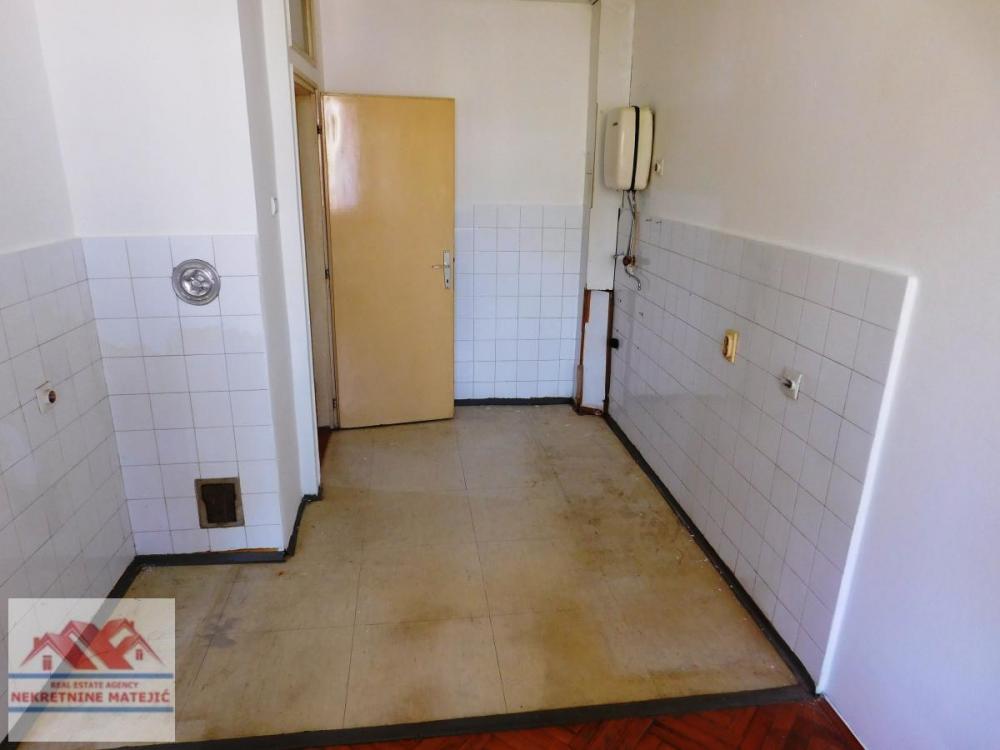 Slika 4 - STANOVO 1,0 STAN 42M2-3. SPRAT, CG---69900 E