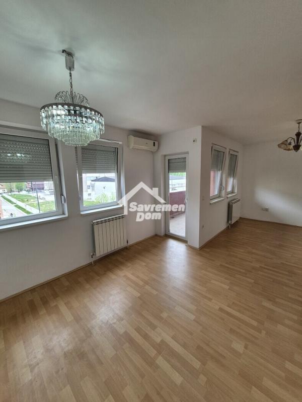 Glavna slika -Dvosoban, 54m2, Erdoglija Kragujevac, sa terasom, ima lift