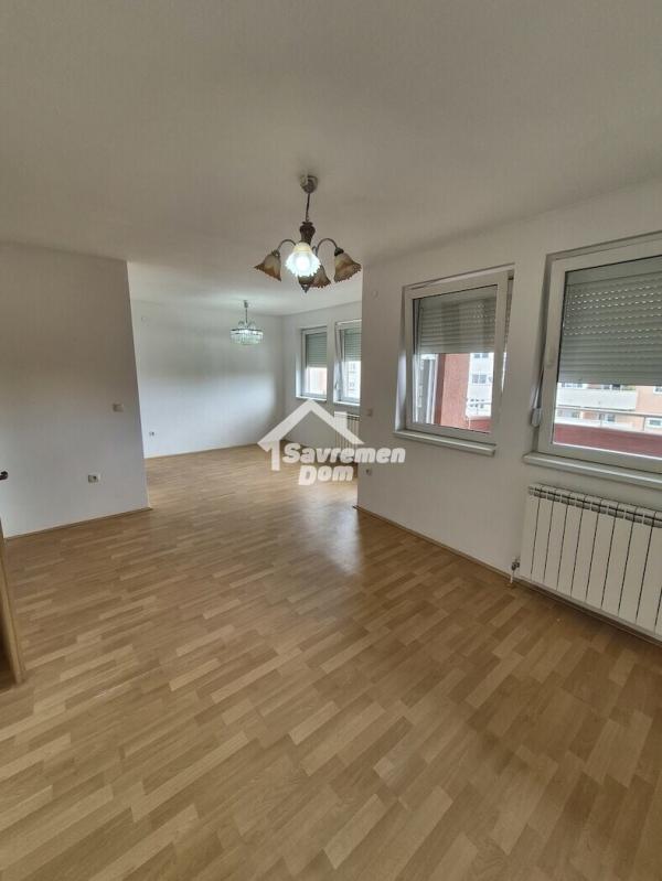 Slika 1 - Dvosoban, 54m2, Erdoglija Kragujevac, sa terasom, ima lift