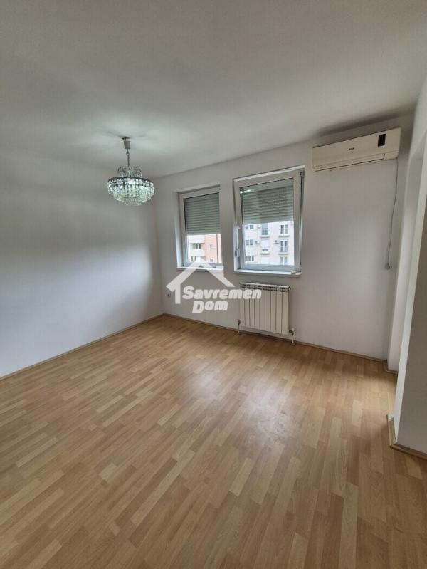 Slika 3 - Dvosoban, 54m2, Erdoglija Kragujevac, sa terasom, ima lift