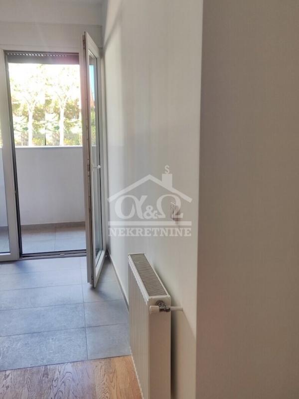 Slika 1 - Dvoiposoban, 70m2, Erdoglija Kragujevac, sa terasom, ima lift