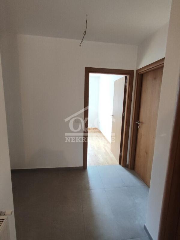 Slika 2 - Dvoiposoban, 70m2, Erdoglija Kragujevac, sa terasom, ima lift