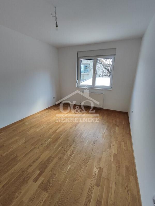 Slika 6 - Dvoiposoban, 70m2, Erdoglija Kragujevac, sa terasom, ima lift