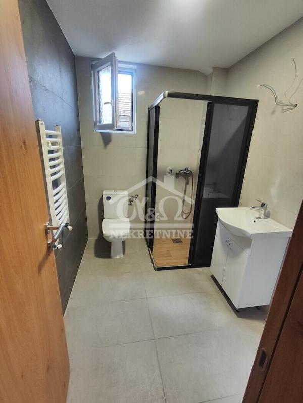 Slika 7 - Dvoiposoban, 70m2, Erdoglija Kragujevac, sa terasom, ima lift