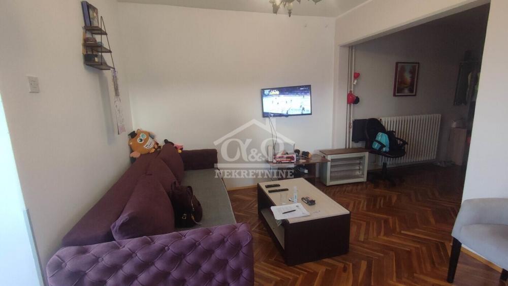 Slika 2 - Dvoiposoban, 47m2, Erdoglija Kragujevac, ima lift