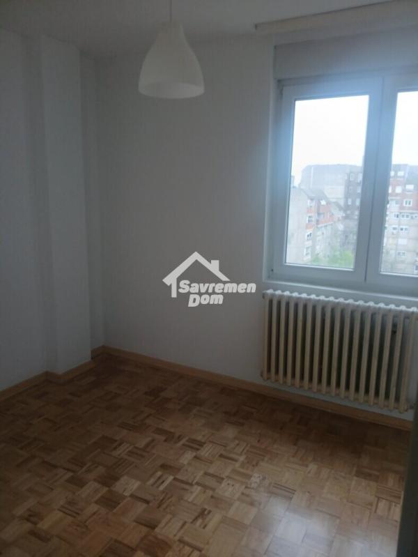 Slika 7 - Trosoban, 75m2, Aerodrom Kragujevac, sa terasom, ima lift