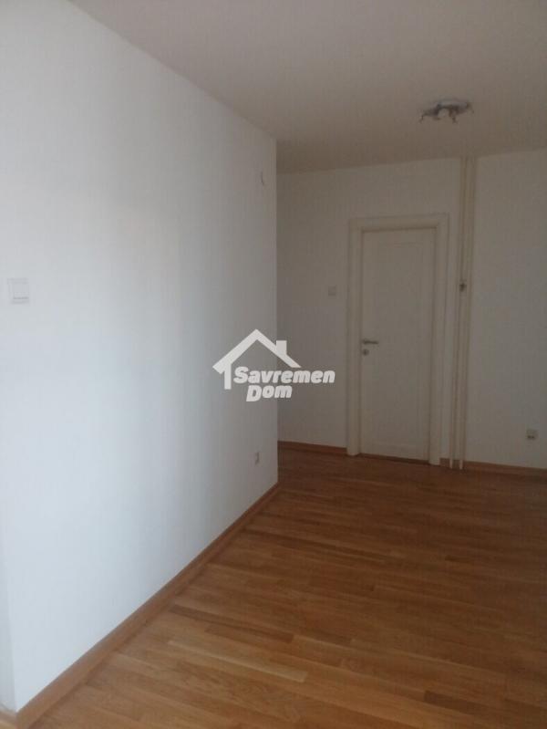 Slika 8 - Trosoban, 75m2, Aerodrom Kragujevac, sa terasom, ima lift