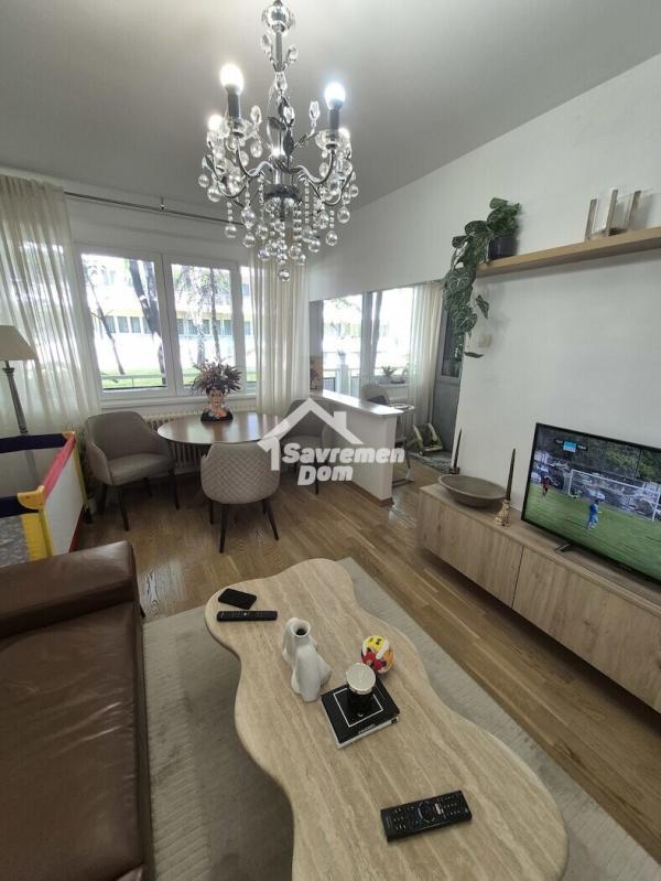 Slika 1 - Trosoban, 82m2, Erdoglija Kragujevac, sa terasom