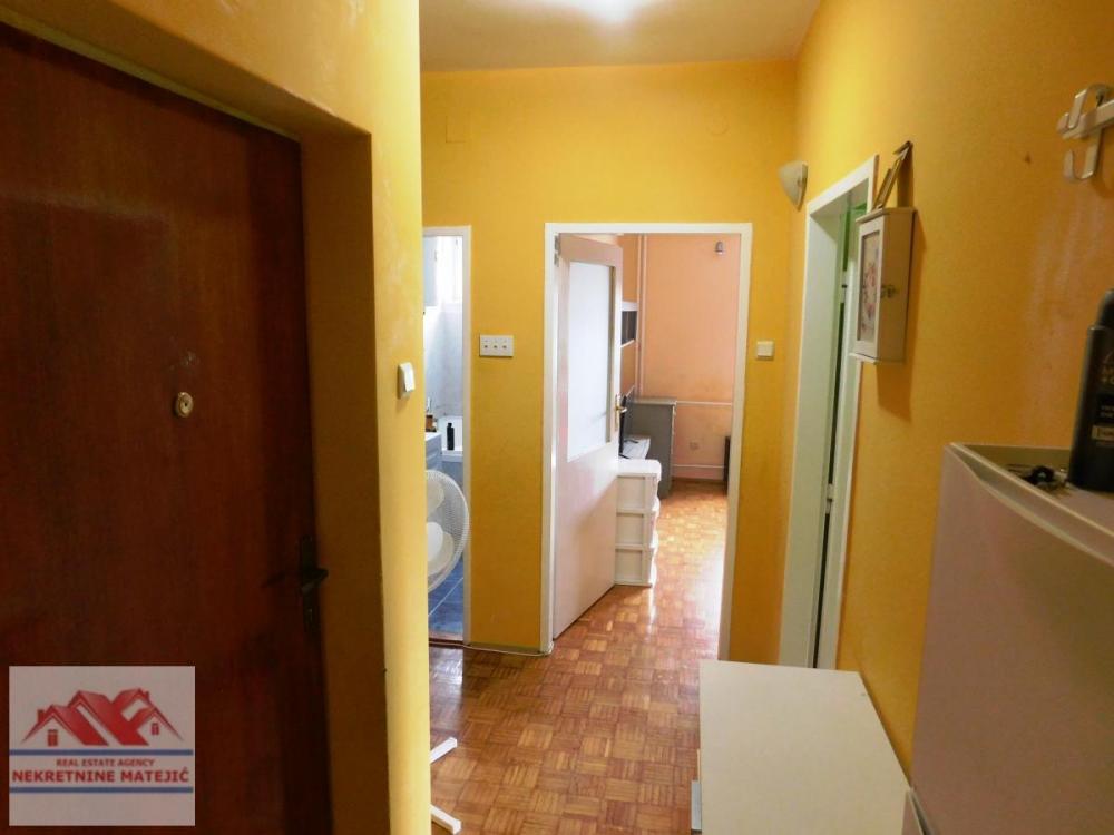 Slika 9 - STAN 55M2 DVOSOBAN CENTAR KOD OPŠTINE, 4. SP, CG–96.500 E