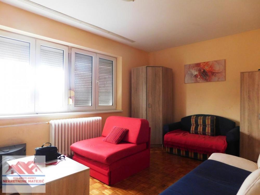 Slika 1 - STAN 55M2 DVOSOBAN CENTAR KOD OPŠTINE, 4. SP, CG–96.500 E