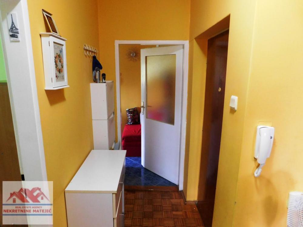 Slika 6 - STAN 55M2 DVOSOBAN CENTAR KOD OPŠTINE, 4. SP, CG–96.500 E