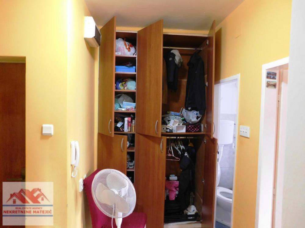 Slika 10 - STAN 55M2 DVOSOBAN CENTAR KOD OPŠTINE, 4. SP, CG–96.500 E