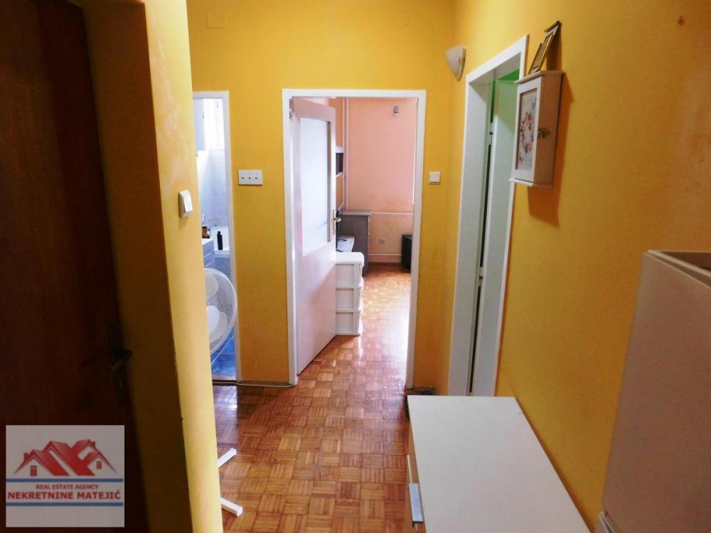 Slika 8 - STAN 55M2 DVOSOBAN CENTAR KOD OPŠTINE, 4. SP, CG–96.500 E