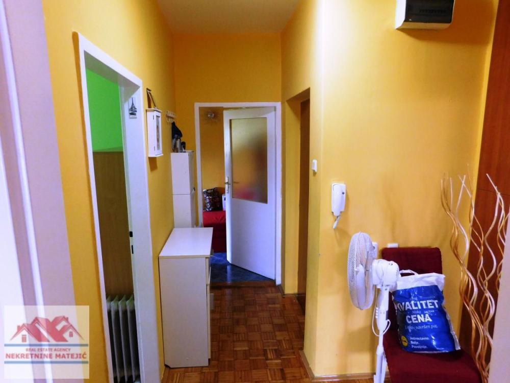 Slika 7 - STAN 55M2 DVOSOBAN CENTAR KOD OPŠTINE, 4. SP, CG–96.500 E