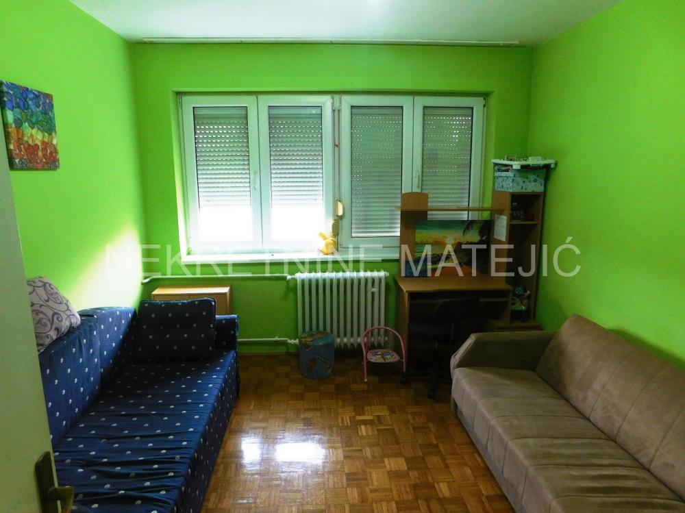 Slika 2 - STAN 55M2 DVOSOBAN CENTAR KOD OPŠTINE, 4. SP, CG–96.500 E