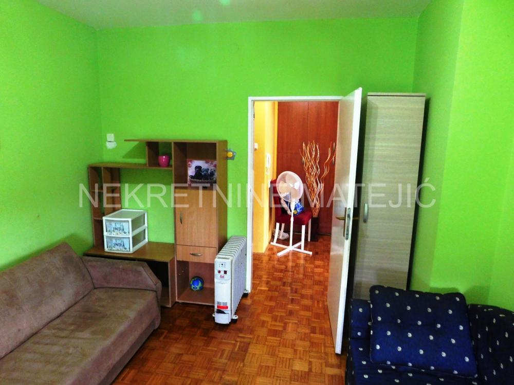 Slika 3 - STAN 55M2 DVOSOBAN CENTAR KOD OPŠTINE, 4. SP, CG–96.500 E