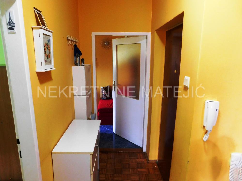 Slika 6 - STAN 55M2 DVOSOBAN CENTAR KOD OPŠTINE, 4. SP, CG–96.500 E
