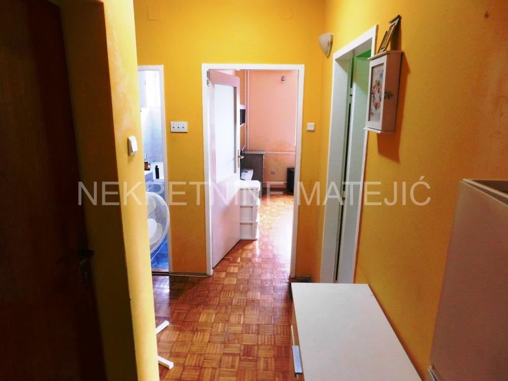 Slika 8 - STAN 55M2 DVOSOBAN CENTAR KOD OPŠTINE, 4. SP, CG–96.500 E