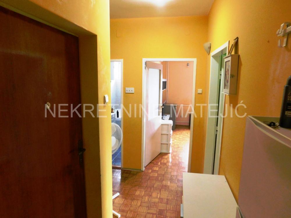 Slika 9 - STAN 55M2 DVOSOBAN CENTAR KOD OPŠTINE, 4. SP, CG–96.500 E