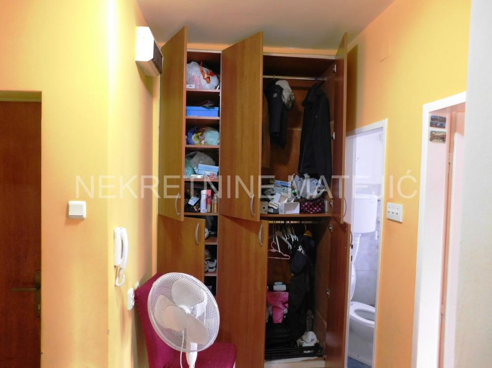 Slika 10 - STAN 55M2 DVOSOBAN CENTAR KOD OPŠTINE, 4. SP, CG–96.500 E