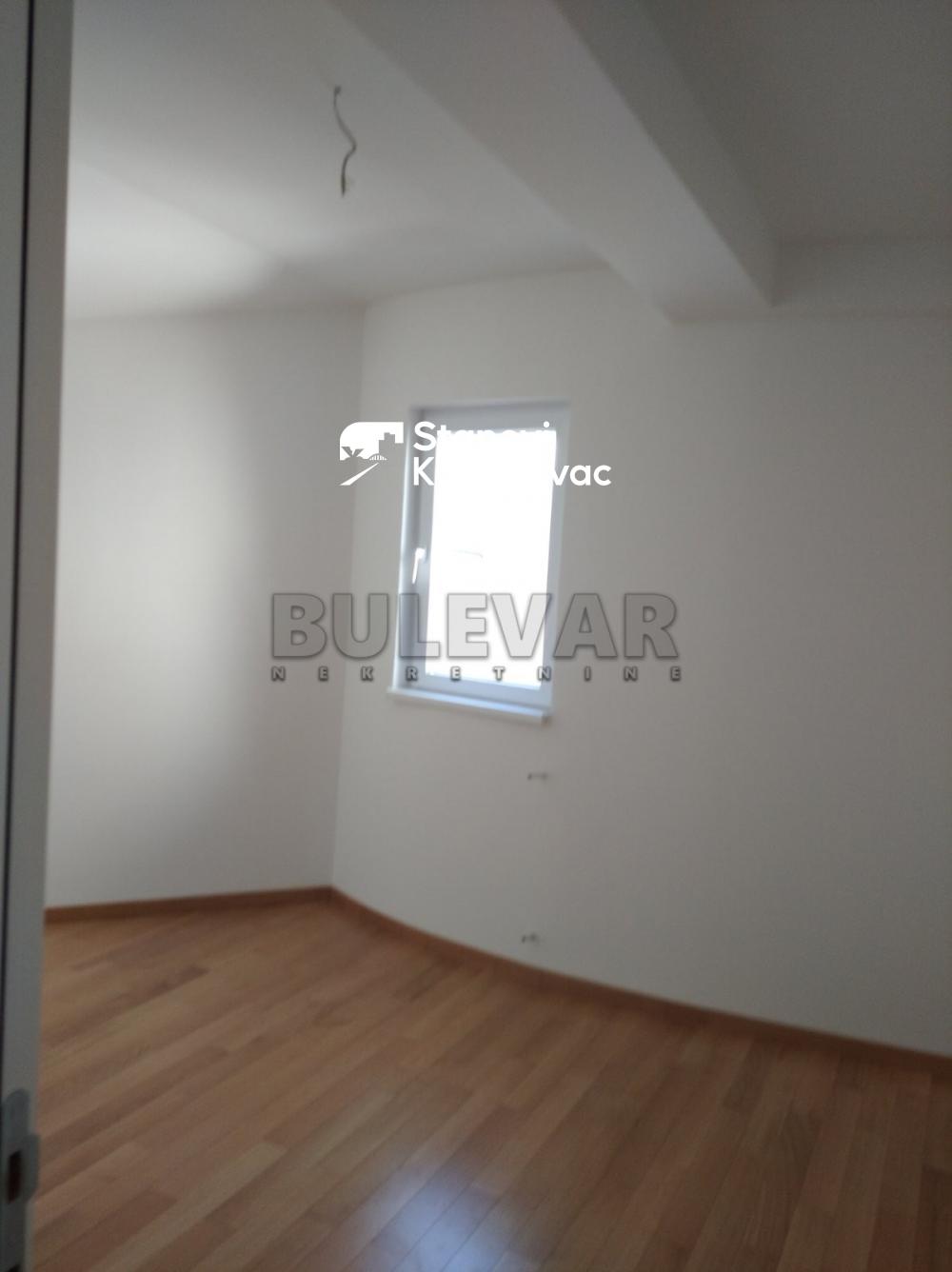 Slika 9 - Četvorosoban, 131m2, Ćirila i Metodija Kragujevac, sa terasom, ima lift