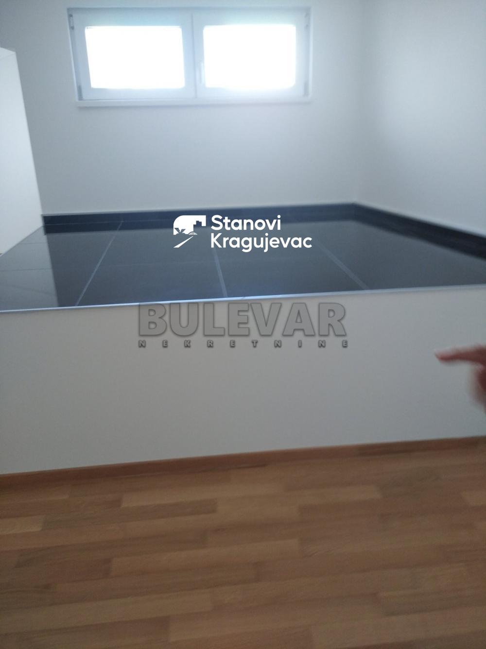 Slika 3 - Četvorosoban, 131m2, Ćirila i Metodija Kragujevac, sa terasom, ima lift