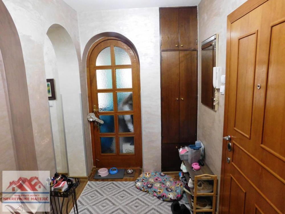 Slika 5 - TROSOBAN STAN 71M2, VELIKI PARK, 1. SPRAT--124.000 E