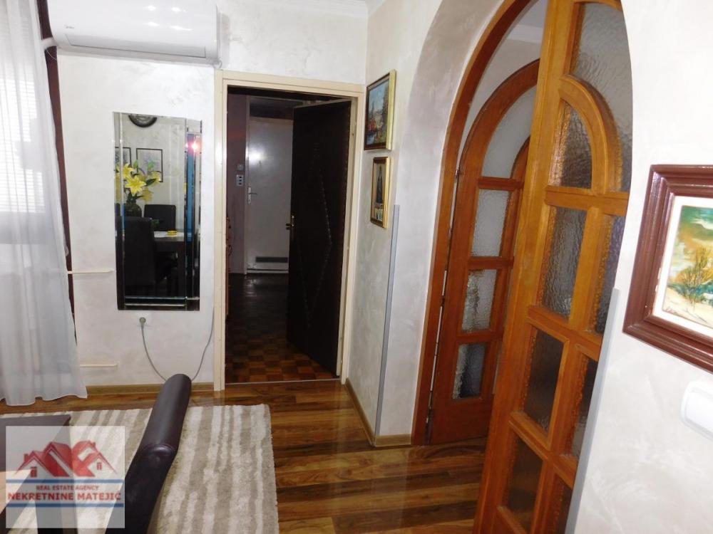 Slika 8 - TROSOBAN STAN 71M2, VELIKI PARK, 1. SPRAT--124.000 E