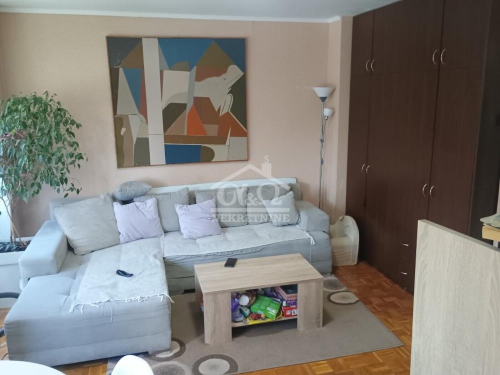 Slika 1 - Jednoiposoban, 35m2, Aerodrom Kragujevac, ima lift