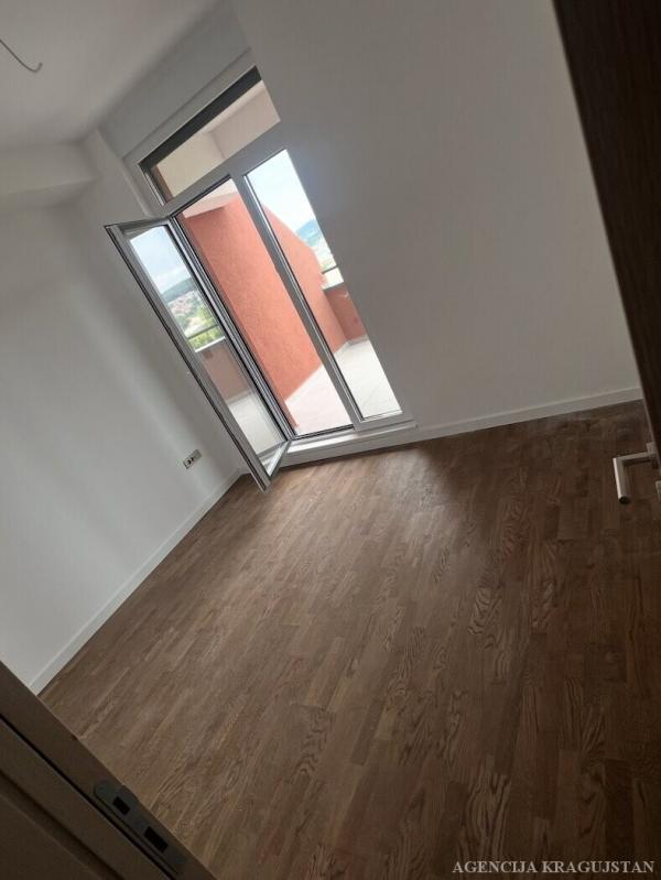 Slika 1 - Jednosoban, 55m2, Bubanj Kragujevac, sa terasom, ima lift