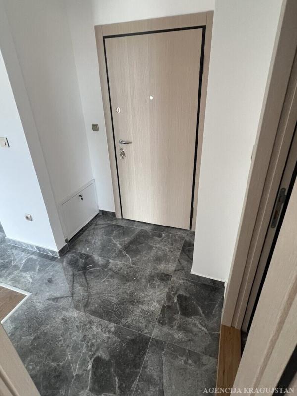 Slika 8 - Jednosoban, 55m2, Bubanj Kragujevac, sa terasom, ima lift