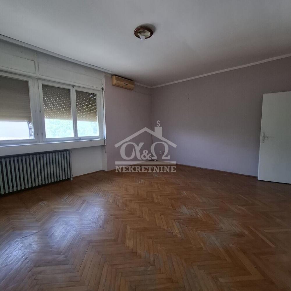 Slika 2 - Dvosoban, 62m2, Mala Vaga Kragujevac, sa terasom, ima lift