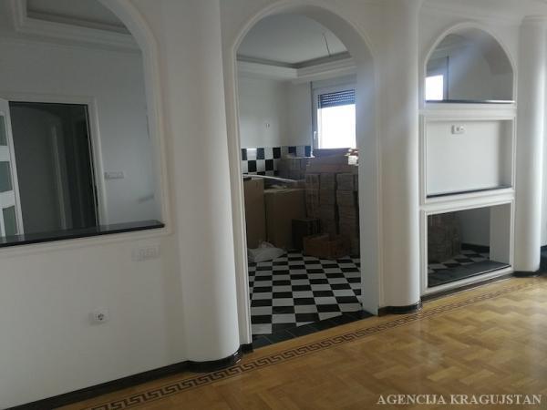 Glavna slika -Jednosoban, 142m2, sa terasom, ima lift