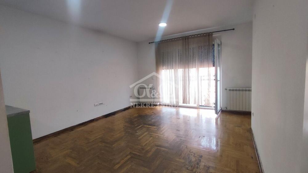 Slika 1 - Jednoiposoban, 40m2, Vašarište Kragujevac, ima lift