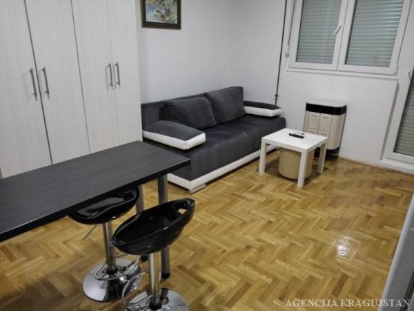 Glavna slika -Prodaja stana, 30m2, Erdoglija Kragujevac, sa terasom, ima lift