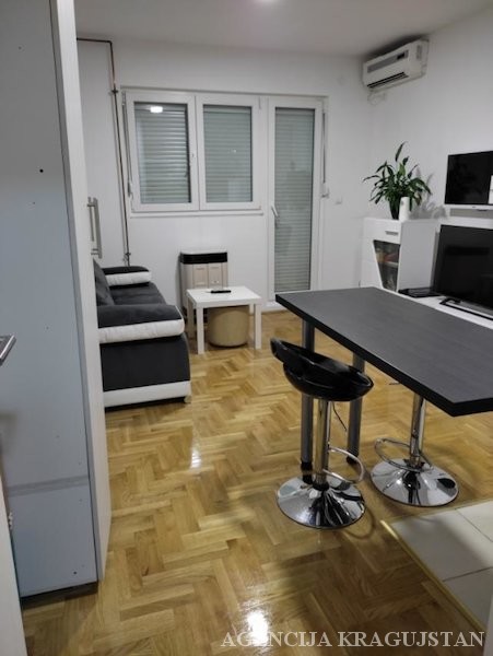 Slika 2 - Prodaja stana, 30m2, Erdoglija Kragujevac, sa terasom, ima lift