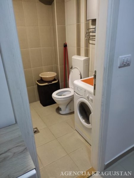 Slika 7 - Prodaja stana, 30m2, Erdoglija Kragujevac, sa terasom, ima lift
