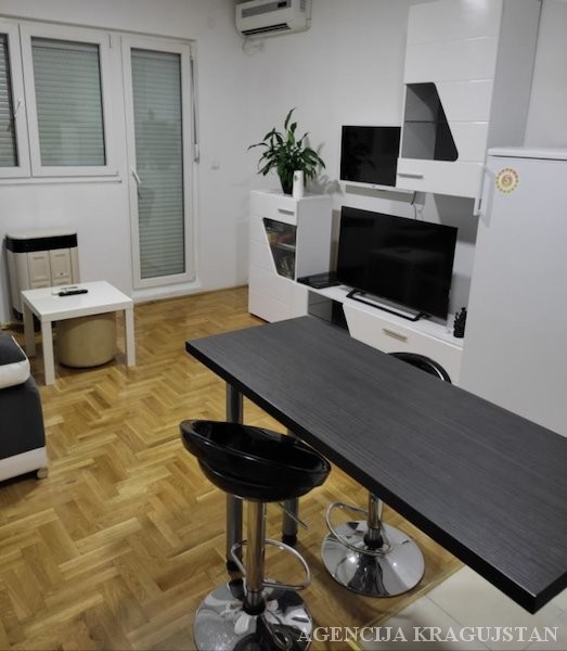 Slika 1 - Prodaja stana, 30m2, Erdoglija Kragujevac, sa terasom, ima lift